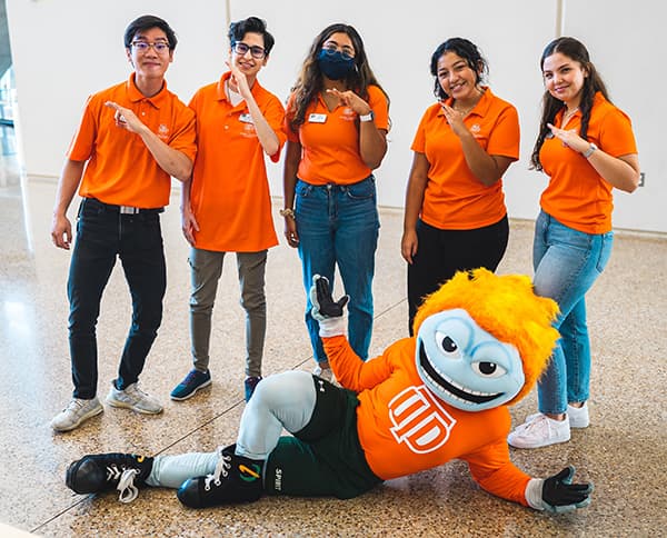 Temoc the Comet with orientation leaders